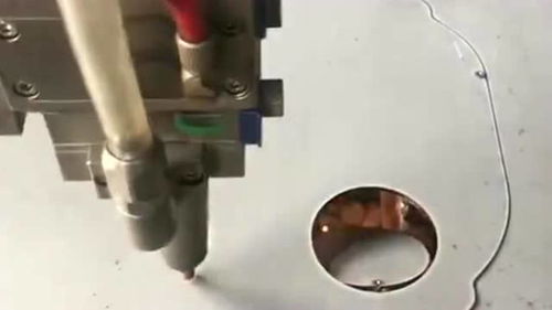 工厂里的激光切割机,在电脑上输入好形状和位置,切割机就自动完成切割